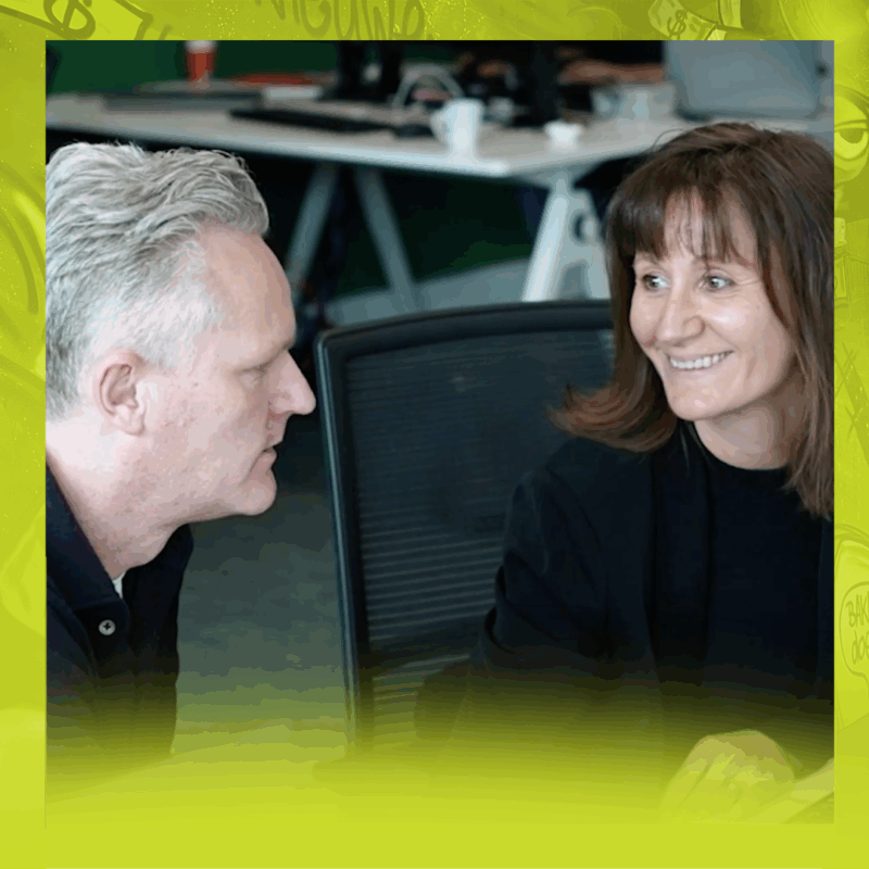 vrolijke werknemers met elkaar in gesprek.