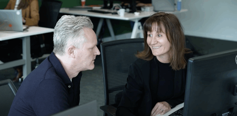 Collega's vrolijk aan het praten