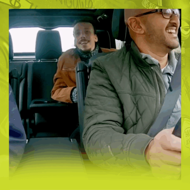 Mensen die samen in de auto zitten. ze lachen.